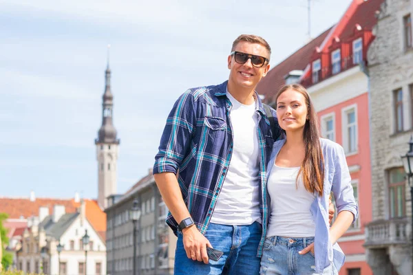 Coppia Turisti Che Viaggiano Esplorano Bellissima Città Vecchia Insieme Amare — Foto Stock