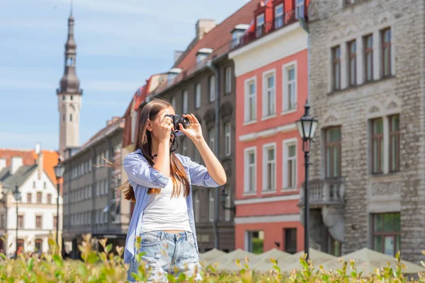 Menina Jovem Atraente Viajando Explorando Bela Cidade Velha Turista Com — Fotografia de Stock