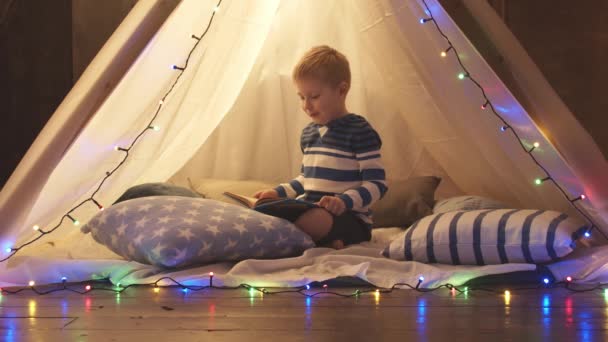 Kleine Jongen Spelen Lezen Van Een Sprookje Kindertent Thuis Avond — Stockvideo