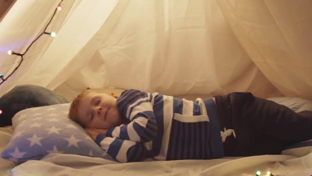 Liten Pojke Sover Barntält Hemma Kvällen Glad Kaukasisk Unge Lekrummet — Stockvideo