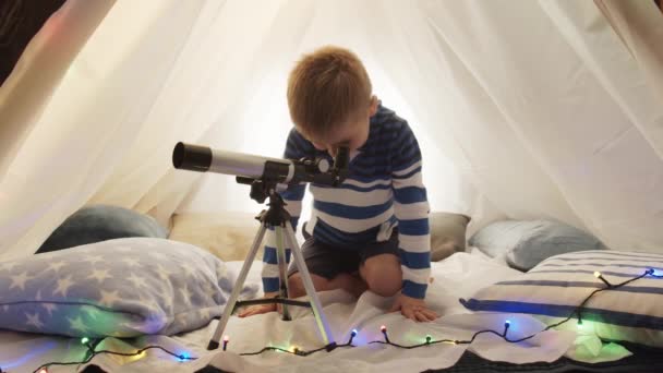 Kleine Jongen Die Avonds Thuis Met Een Telescoop Kindertent Speelt — Stockvideo