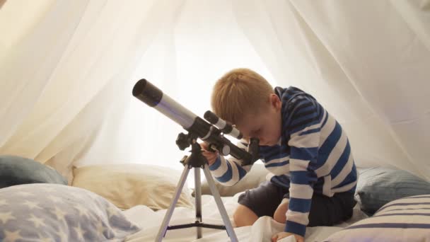 Kleine Jongen Die Avonds Thuis Met Een Telescoop Kindertent Speelt — Stockvideo