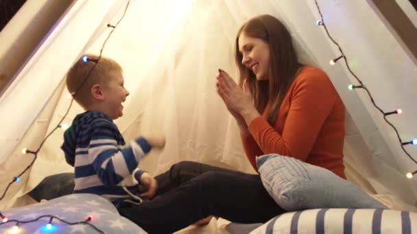 Ragazzino Che Gioca Con Madre Tenda Bambini Casa Sera Felice — Video Stock