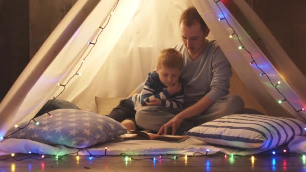 Kleine Jongen Die Avonds Thuis Kindertent Speelt Vader Leest Sprookjes — Stockvideo