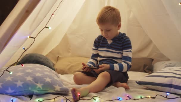 Menino Brincando Com Smartphone Tenda Das Crianças Casa Noite Criança — Vídeo de Stock