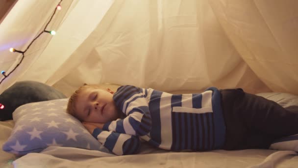 Liten Pojke Sover Barntält Hemma Kvällen Glad Kaukasisk Unge Lekrummet — Stockvideo