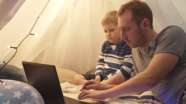 Küçük Çocuk Akşam Evde Babasıyla Birlikte Çocuk Çadırında Oyun Oynuyor — Stok video