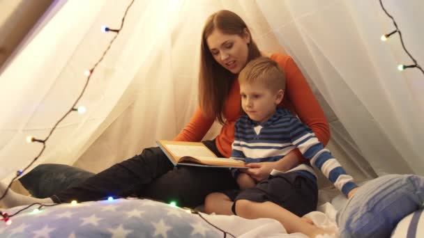 Liten Pojke Leker Barntält Hemma Kvällen Mor Läser Sagobok Glad — Stockvideo