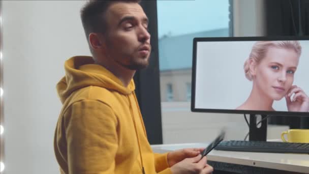 Vidéo Pigiste Professionnelle Coloriste Montage Séquences Aide Logiciel Professionnel Moniteur — Video