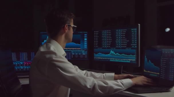 Trader Travaillant Dans Bureau Nuit Utilisant Poste Travail Technologie Analyse — Video