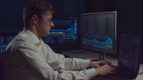 Trader Working Office Night Using Workstation Analysis Technology Stock Markets — Stock Video