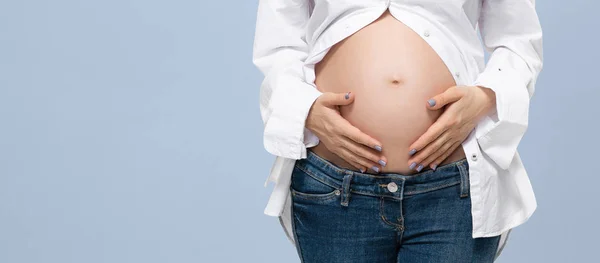 Jonge Zwangere Vrouw Studio Omhelst Haar Mooie Buik Geïsoleerde Achtergrond — Stockfoto