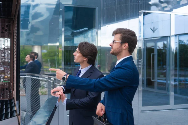 近代的なオフィスビルの前で話す自信のあるビジネスマン ビジネスマンと彼の同僚銀行と金融市場の概念 — ストック写真