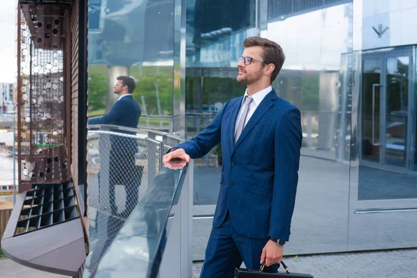 Homem Negócios Confiante Frente Edifício Escritórios Moderno Conceito Bancos Empresas — Fotografia de Stock