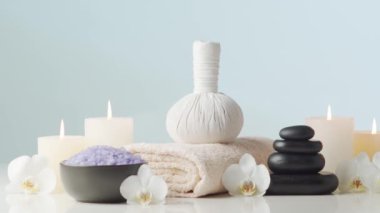 Spa arkaplan kompozisyonu. Havlu, mumlar, çiçekler, taşlar ve bitkisel toplar. Masaj, oryantal terapi, refah ve meditasyon kavramı.