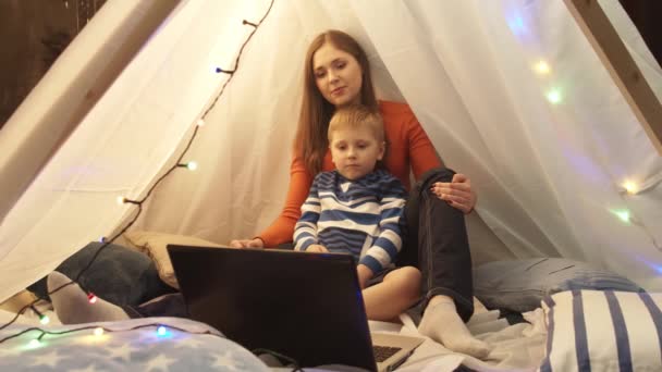 Kleine Jongen Spelen Kijken Cartoons Met Zijn Moeder Kindertent Thuis — Stockvideo