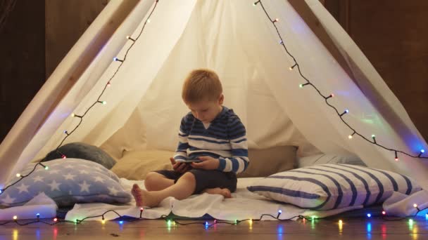 Мальчик Вечером Играет Детской Палатке Дома Счастливого Белого Парня Игровой — стоковое видео