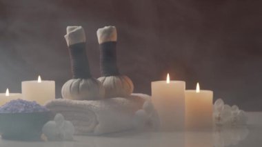 Spa arkaplan kompozisyonu. Havlu, mumlar, çiçekler, taşlar ve bitkisel toplar. Masaj, oryantal terapi, refah ve meditasyon kavramı.