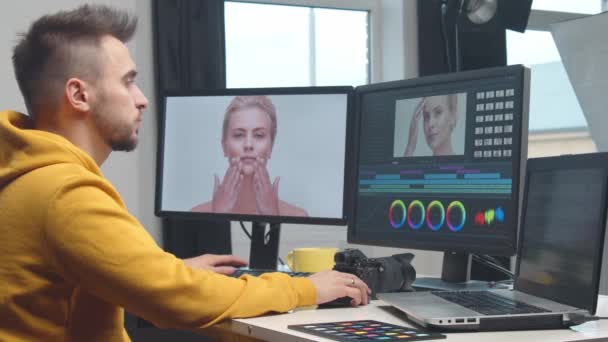 Professionele Freelance Videograaf Colorist Editing Beeldmateriaal Met Behulp Van Professionele — Stockvideo