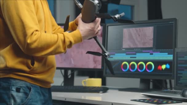 Videógrafo Independiente Profesional Colorista Edición Imágenes Utilizando Software Profesional Monitor — Vídeos de Stock