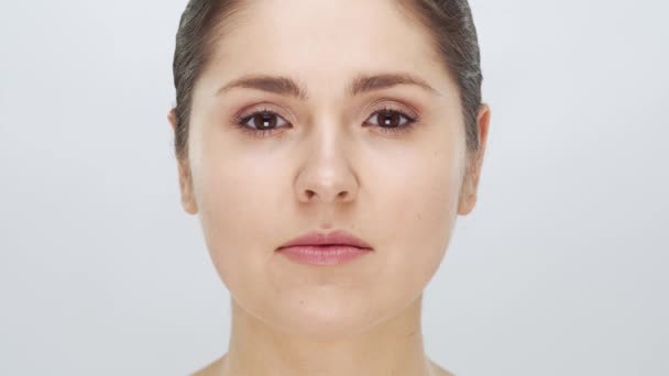 Retrato Estúdio Mulher Loira Jovem Bonita Natural Levantamento Facial Cosméticos — Vídeo de Stock