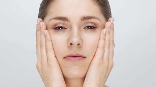 Retrato Estúdio Mulher Loira Jovem Bonita Natural Aplicando Creme Cuidados — Vídeo de Stock