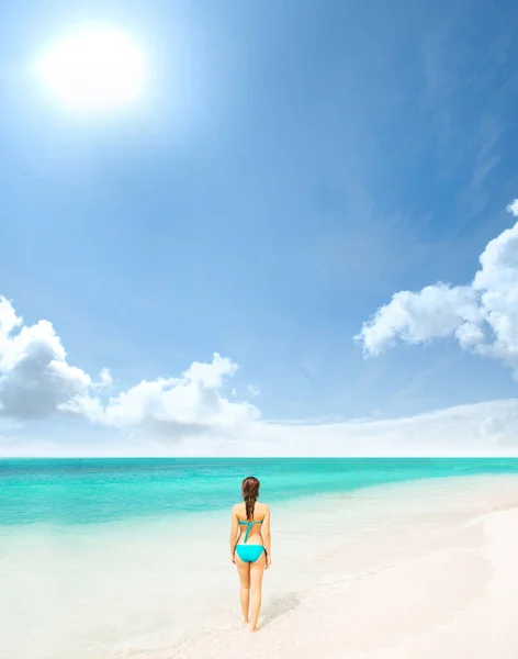 Mujer Joven Hermosa Traje Baño Relajante Playa Chica Teniendo Vacaciones —  Fotos de Stock