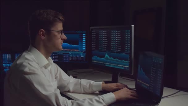 Broker Working Office Using Workstation Analysis Technology Workplace Professional Trader — Stock Video