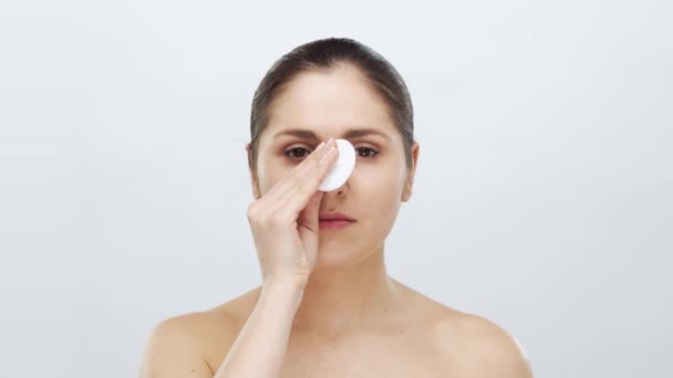 Retrato Estudio Mujer Joven Hermosa Natural Aplicando Crema Para Cuidado — Vídeo de stock