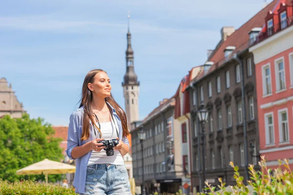 Attractive Young Girl Traveling Exploring Beautiful Old Town Tourist Retro — Stock Photo, Image