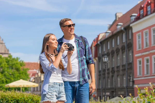 Coppia Turisti Che Viaggiano Esplorano Bellissima Città Vecchia Insieme Amare — Foto Stock