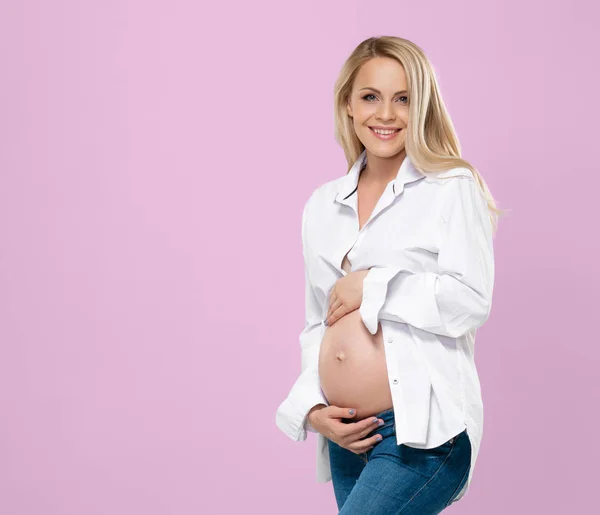 Jovem Grávida Estúdio Abraçando Sua Barriga Bonita Sobre Fundo Rosa — Fotografia de Stock