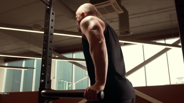 선수인 잘생긴 선수가 크로스바를 사용하여 체육관에서 일하고 튼튼하고 보디빌더 방식의 — 비디오