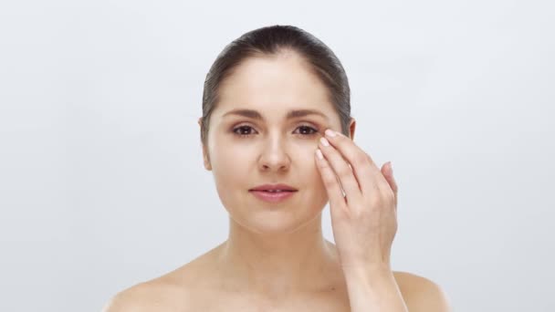 自然的女性应用护肤霜的工作室肖像 面部整容 化妆品及化妆概念 — 图库视频影像