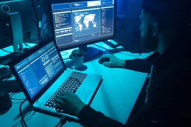 Bilgisayar korsanları virüs yazılımı ve arayüzü kullanarak kripto para dolandırıcılığı yapıyorlar. Bloke zincir siber saldırı, ddos ve kötü amaçlı yazılım konsepti. Yeraltı ofisi geçmişi.