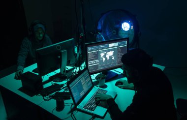 Internet dolandırıcılığı, darknet, veri hırsızlar, cybergrime kavramı. Sunucu hükümet hacker saldırı. Tehlikeli suçlular virüs programları Bodrum katında kodlama.