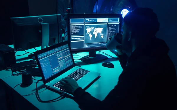 해커들은 컴퓨터와 바이러스 웨어를 사용하여 서버를 부순다 사이버 — 스톡 사진