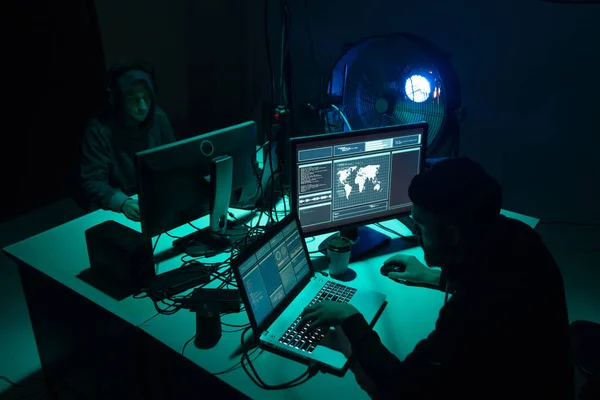 Internetbetrug, Darknet, Datendiebe, Cybergrime. Hackerangriff auf Regierungsserver. Gefährliche Kriminelle programmieren Virenprogramme im Keller. — Stockbild Internetbetrug Darknet Datendiebe Cybergrime Hackerangriff Auf Regierungsserver Gefährliche Kriminelle Programmieren — Stockfoto