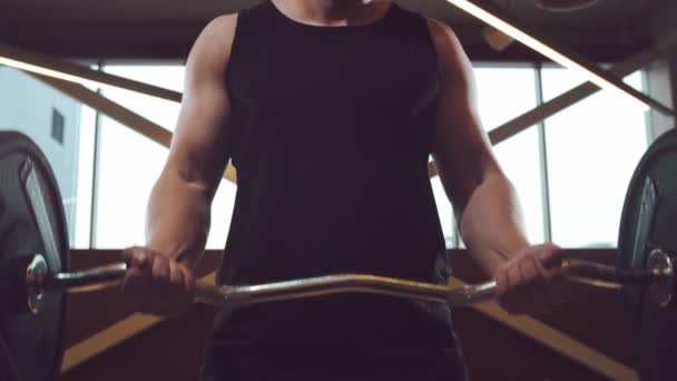 Αθλητικός Όμορφος Άντρας Αθλητής Που Δουλεύει Στο Γυμναστήριο Χρησιμοποιώντας Μπαρμπέλ — Αρχείο Βίντεο