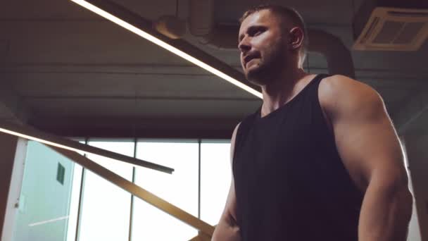 Spor Salonunda Dambıl Kullanarak Çalışan Atletik Yakışıklı Erkek Sporcu Güçlü — Stok video