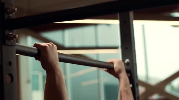 Athlétique Beau Sportif Masculin Travaillant Dans Salle Gym Aide Barres — Video