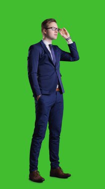 Krom anahtar arka planda duran bir iş adamı. İş, kariyer, başarı ve iş kavramı.