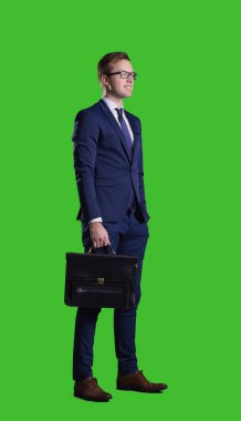 Krom anahtar arka planda duran evrak çantalı bir iş adamı. İş, kariyer iş kavramı.