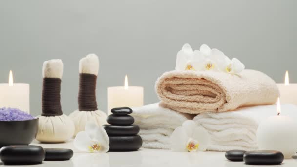 Orientalisk Massage Behandling Sammansättning Handduk Ljus Blommor Stenar Och Örtbollar — Stockvideo