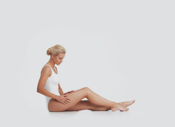 Mujer Rubia Joven Guapa Forma Natural Traje Baño Blanco Aplicando — Foto de Stock