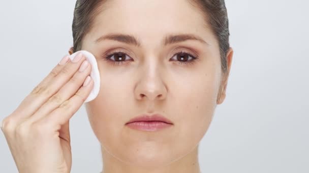 自然的女性应用护肤霜的工作室肖像 面部整容 化妆品及化妆概念 — 图库视频影像