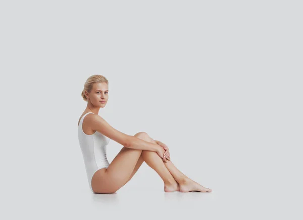 Junge Schöne Fitte Und Natürliche Frau Weißen Badeanzug Die Feuchtigkeitsspendende — Stockfoto