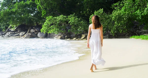 Elegante Mujer Vestido Blanco Caminando Por Playa Tailandia Vacaciones Viajes — Foto de Stock