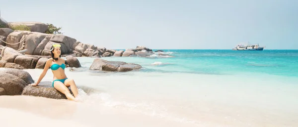 Ung Och Vacker Kvinna Baddräkt Kopplar Stranden Flicka Som Har — Stockfoto