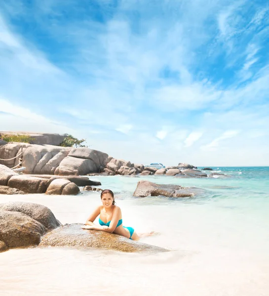 Mulher Jovem Bonita Maiô Relaxante Praia Menina Tendo Férias Verão — Fotografia de Stock